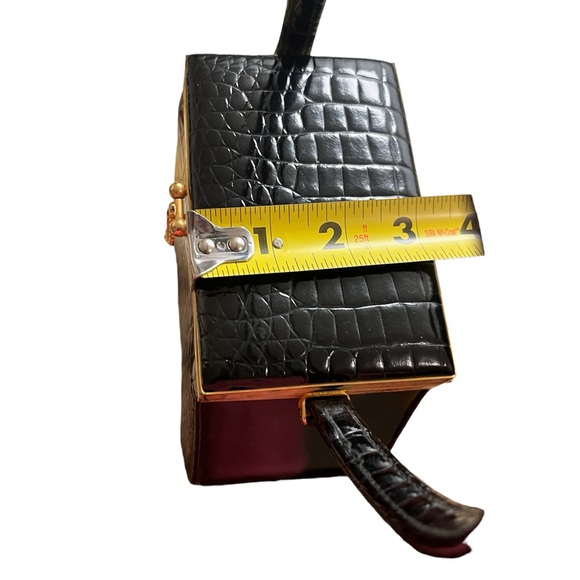 Vintage Black Purse with Gold Detailing - Picture 11 of 14